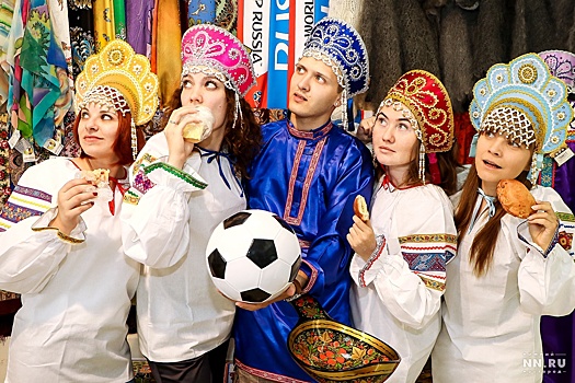 Будь в тренде — носи кокошник. Иностранцы скупают старинные головные уборы в Нижнем Новгороде