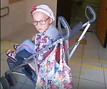 Жительница Дзержинска бросила дочь на крыльце, потому что не смогла поднять ее по лестнице
