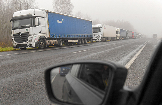 Пробки на границе с Казахстаном и Киргизией остаются серьезными