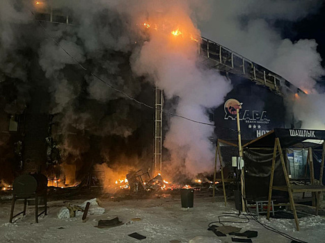 В Тольятти продолжают тушить крупный пожар в ресторане на набережной