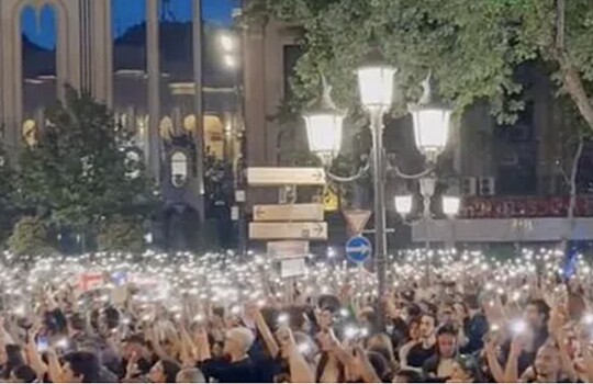 Протестующие в Тбилиси не смогли сжечь флаг России
