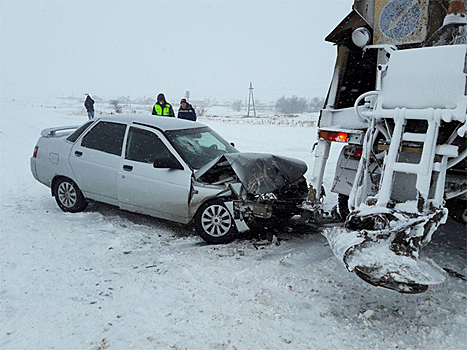 На трассе в Первомайском районе столкнулись ВАЗ и КамАЗ: двое пострадали