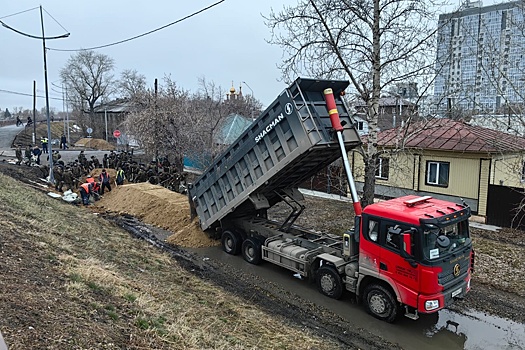 В Зауралье бизнес с помощью волонтеров успел спасти имущество от паводка