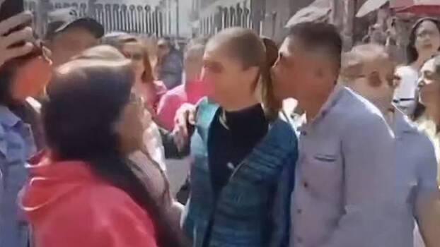 Неизвестный попытался поцеловать президента Мексики Шейнбаум