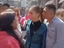 Неизвестный попытался поцеловать президента Мексики Шейнбаум