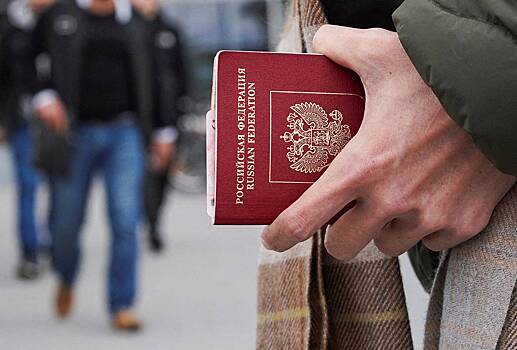 Получивших ВНЖ за границей россиян захотели обязать докладывать об этом