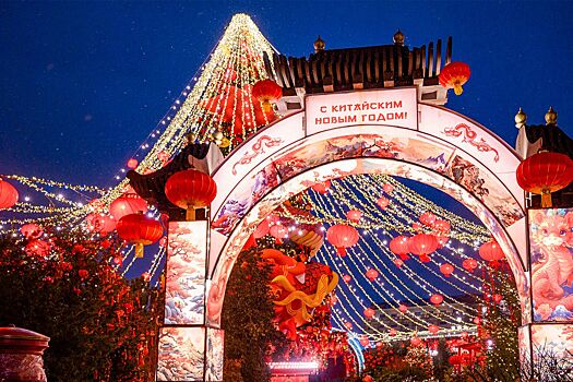 Манежную площадь украсили в традициях китайского Нового года