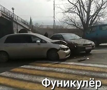 Nissan и Toyota не поделили дорогу в центре Владивостока