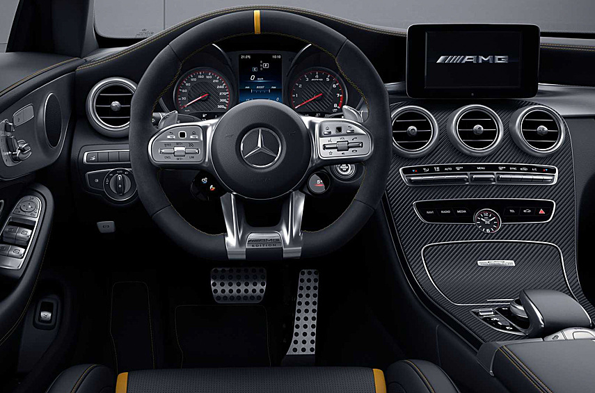 Внутри — серо-чёрная кожа с контрастной жёлтой строчкой, а также алюминиевые и углепластиковые вставки