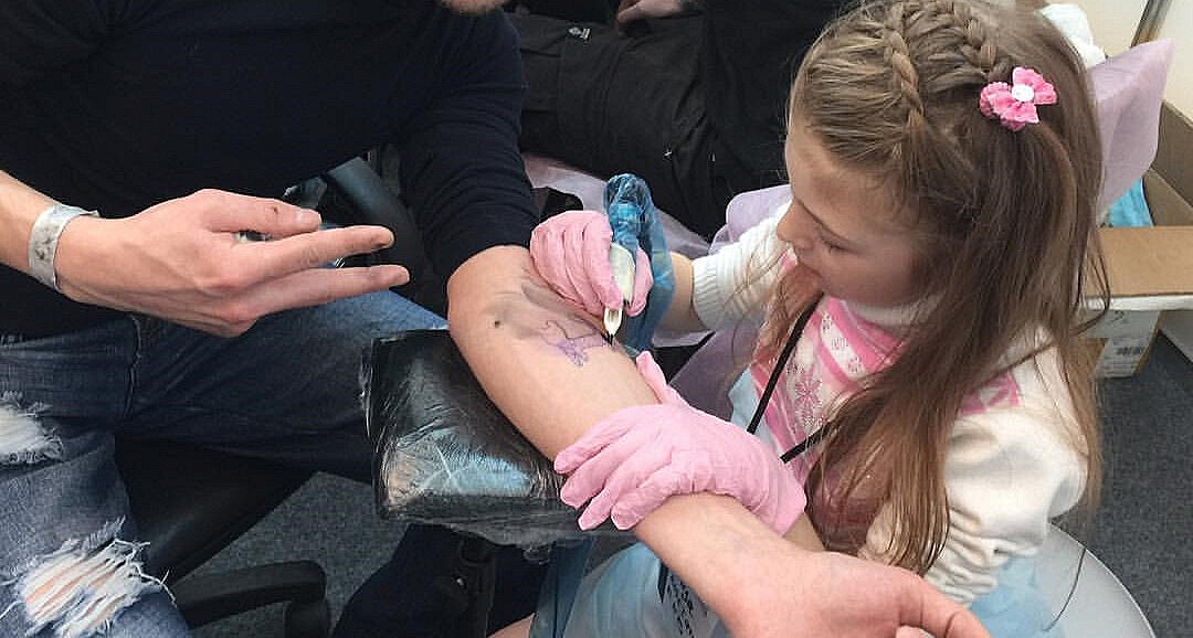 Семилетняя девочка из Екатеринбурга стала тату-мастером и восхитила публику