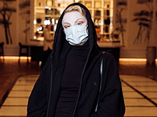 Рената Литвинова в total black и медицинской маске посетила премьеру фильма