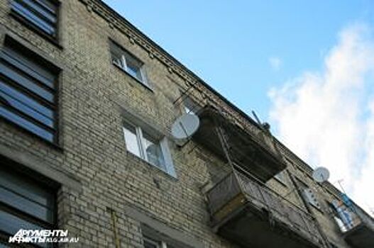 В Балтийске двое мужчин упали с балкона из-за сломавшихся перил