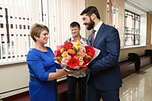 Депутат Александр Прокопьев поздравил ветерана труда с Днем учителя