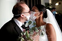 "Поцелуй сквозь маску": в Италии пара отметила свадьбу, несмотря на вирус