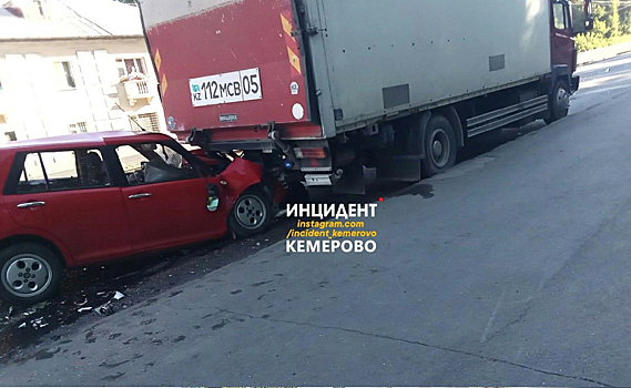 Фура вылетела с моста после аварии на кузбасской трассе