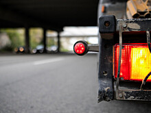 Фура с отказавшими тормозами снесла остановку и шесть машин во Владивостоке