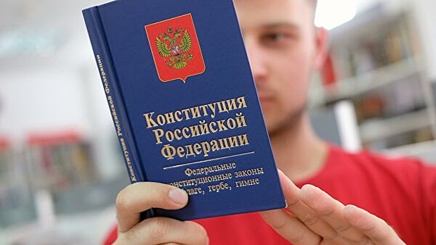 С плакатов о голосовании по Конституции убрали дату