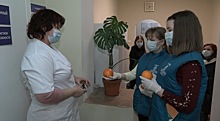 В детской поликлинике Калининграда волонтеры раздавали апельсины