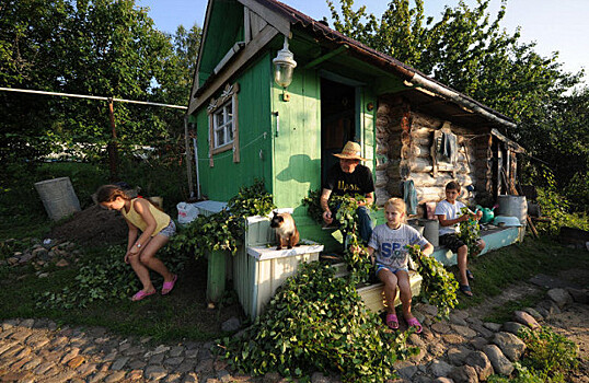 Курс рубля привел россиян на дачу