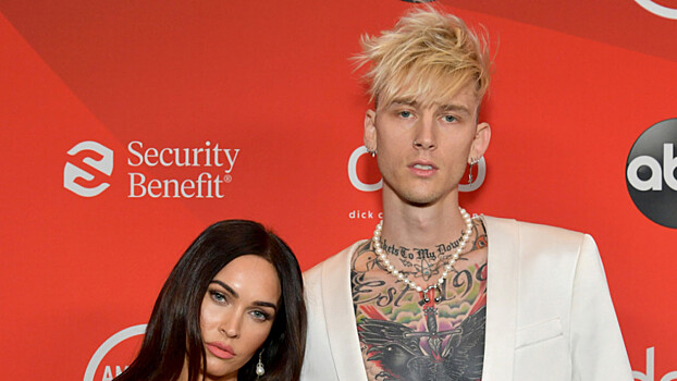 Меган Фокс показала одинаковый с Machine Gun Kelly педикюр