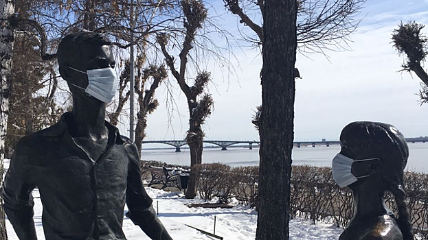 Саратовцы не пожалели медицинских масок, чтобы нарядить памятник «Одноклассники»