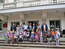Первоклассникам из многодетных семей Автозаводского района подарили школьные ранцы с канцтоварами