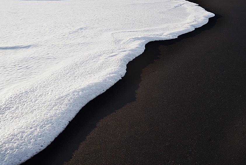 Черный пляж в городе Вик. Во время извержения вулкана черная лава стекала в океан, остывала, а затем в течение долгих лет вода измельчала ее в мелкие гравий и песок. Это место входит в первую десятку лучших пляжей мира, а американский журнал «Острова» назвал его самым красивым на земле.  