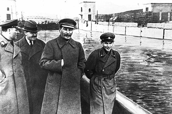 МК: эксперты рассказали о стриженной шапке и заношенных выходных туфлях Сталина