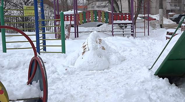Драконы вместо снеговиков. Жительница Одинцова украшает улицы необычными скульптурами из снега