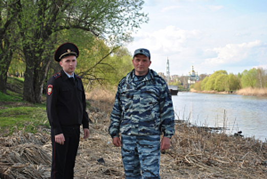 В Тамбовской области полицейские спасли женщину, упавшую в реку