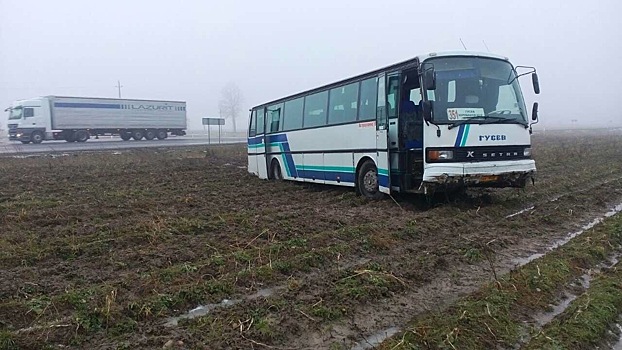 Под Гусевом рейсовый автобус съехал в картофельное поле