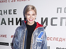 Бардо пришла на премьеру «Последнего испытания» в ботфортах и голографической куртке, а Бледанс — в лифе и белом пиджаке