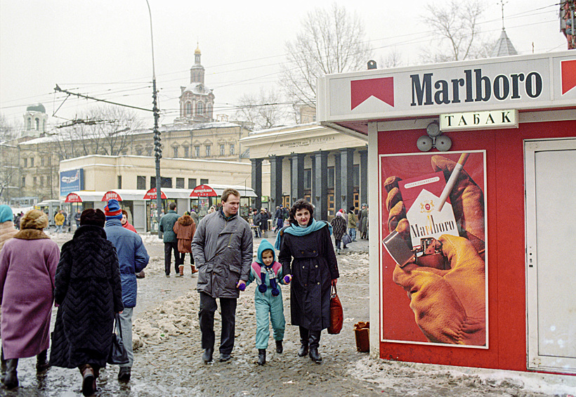 После падения железного занавеса в страну наводнили западные бренды. На улицах городов появилась реклама, буквально заполонившая все общественные пространства. Уличная реклама в Москве, 1994 год