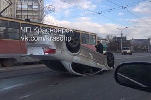 В Красноярске «Волга Сайбер» эффектно перевернулась на крышу