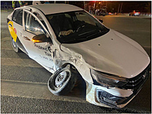 Пятеро пострадали: в Самаре автомобиль такси врезался во внедорожник