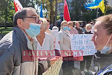 В Киеве устроили митинг с белорусскими флагами и плакатом «Слава России»