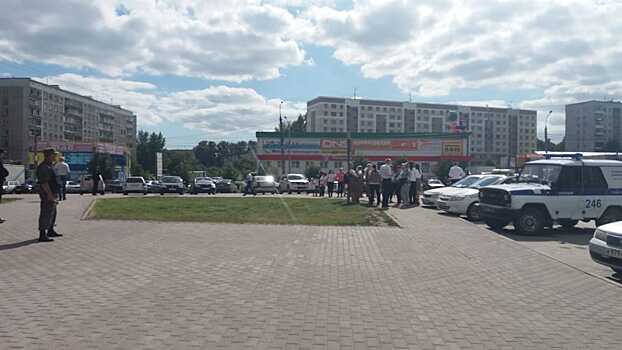 Из ТЦ на Северо-Чемском эвакуировали посетителей и работников: на место прибыла полиция