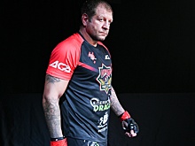 Боец MMA Емельяненко встал на ноги после операции на позвоночнике