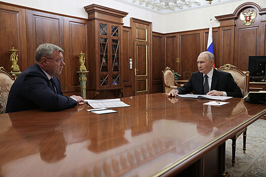 Глава Астраханской области передал Путину подарок от бойцов СВО