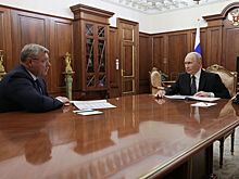 Глава Астраханской области передал Путину подарок от бойцов СВО