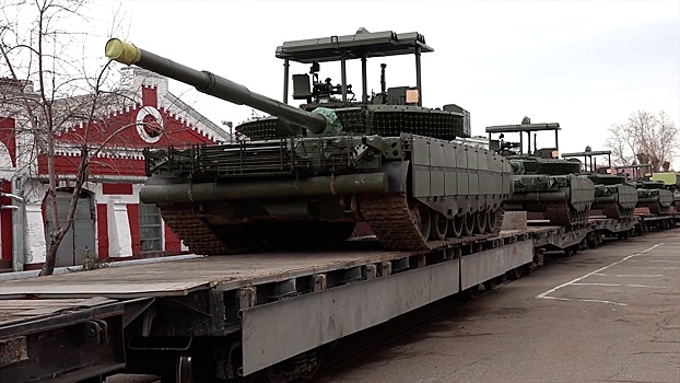 Шойгу показали «Накидку» и защитный козырек для новых Т-80БВМ