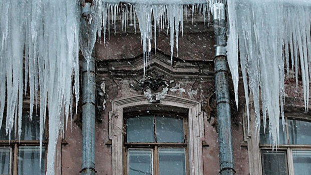 В Екатеринбурге женщина и двое детей пострадали при падении глыбы льда