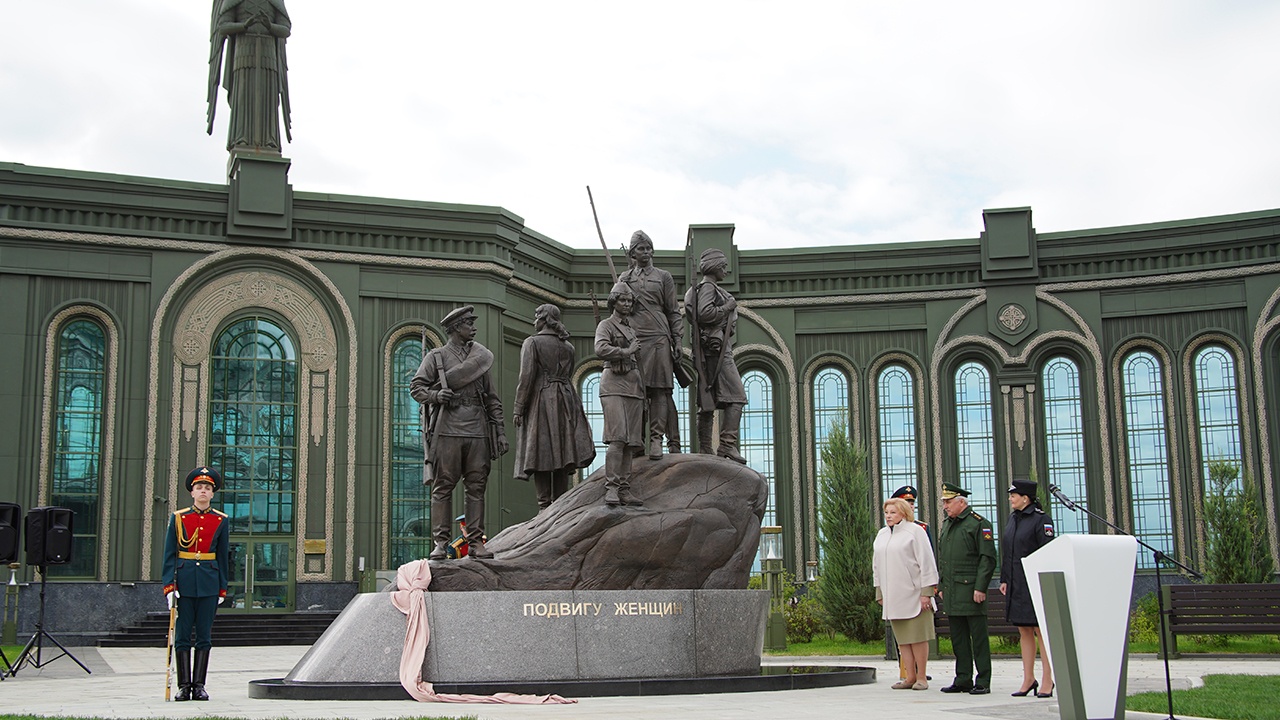 Памятник героизму женщин в годы ВОВ открыли в Главном храме ВС РФ