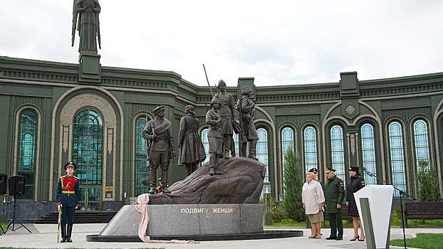 Памятник женщинам Великой Отечественной открыли в Главном храме ВС РФ