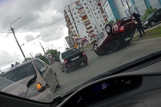 На перекрестке в Тюмени Lada Granta перевернула Toyota