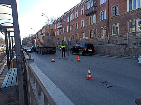 Двое екатеринбуржцев погибли в аварии с грузовиком