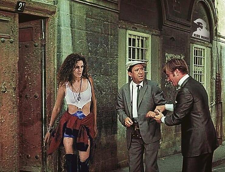 В некоторых работах казанского художника ситуация сложилась наоборот. Голливудские актеры попали в российские реалии. Например, Джулия Робертс из "Красотки" оказалась в фильме "Бриллиантовая рука": "Сеня, пойдем, она Ричарда ждет".