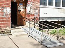 Пандус и подъемник для инвалида-колясочника оборудуют в многоэтажке Вологды