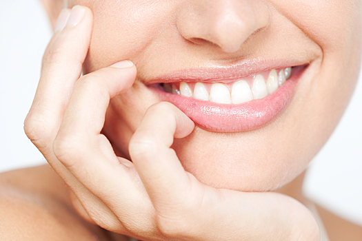 Косметологи рассказали, как спасти губы зимой