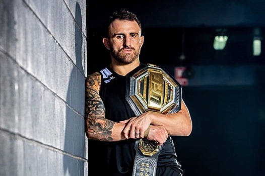 Алекс Волкановски — Макс Холлоуэй: дата боя UFC 251, прогнозы и ставки букмекеров
